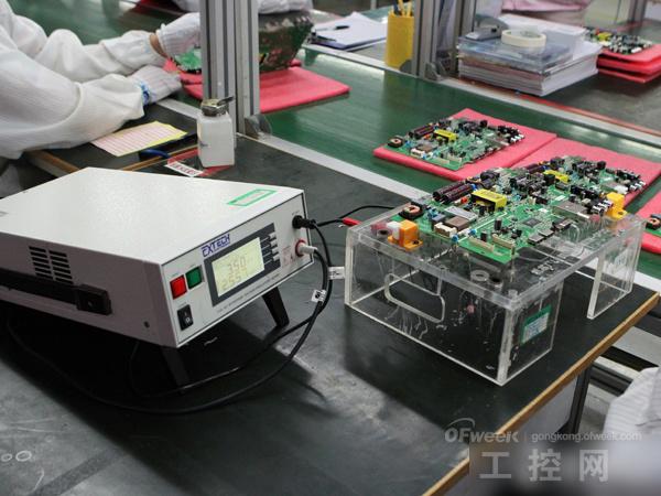 酷开机芯生产车间高压漏电检查 在机芯组的后半段工序还要再次进行各种QC检测,类似高压漏电检查等。经过SMT和机芯的插件焊接后,完成的电路主板已经生产完成。 显示模组生产——神奇的还原 酷开互联网电视的所有体验,都是通过画面的显示来完成。在了解完电路板的生产环节后,我们到了下面这个非常神奇的环节——显示模组生产。在显示模组车间,主要是针对显示屏幕的生产,酷开的工厂人员首先会对屏幕进行背光组装和模组组装。