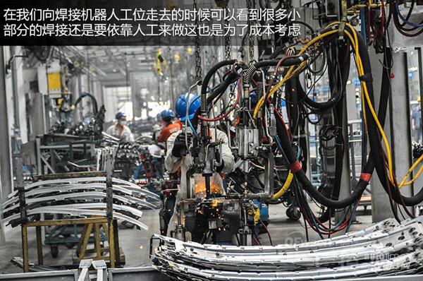 厂区一进门的右边就是吉利成都工厂的冲压、焊装车间,也是我觉得厂区内最大的车间,因为这个车间就算是GX7的“骨架”诞生之地,为什么说是“骨架”,其实对于一辆车来说冲压、焊装就像是在给汽车“造骨头”,骨头的形状以及每个骨头之间的链接都决定了总体结构是否结实,如果“骨质疏松”那即使是个胖子,摔一跤也会散架。 说到车架那就不得不提到安全,吉利全球鹰GX7以50.